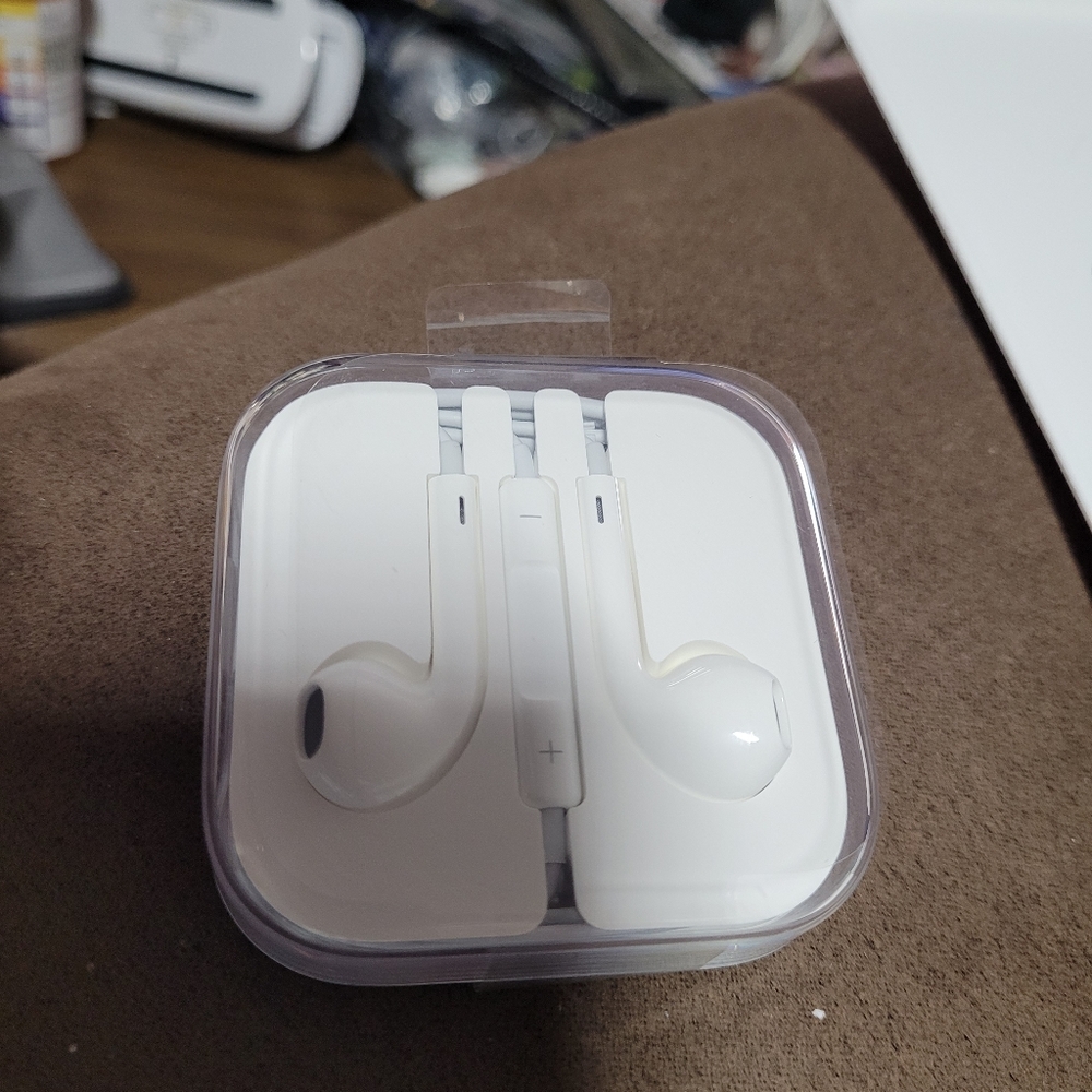 Apple IPhone 6 Earpods With Remote And Mike Lightning To USB Cable